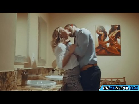 ❤️ Gava ku blondeyek busty we di nav hewşek gelemperî de dixapîne Kalîteya seksê li ku.xxxdl.ru ❌
